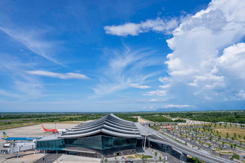 S&acirc;n bay nằm ở vị tr&iacute; chiến lược cho sự ph&aacute;t triển kinh tế, văn h&oacute;a, du lịch của Huế v&agrave; khu vực miền Bắc, miền Trung Việt Nam (Nguồn: Tổng c&ocirc;ng ty cảng h&agrave;ng kh&ocirc;ng Việt Nam - CTCP)